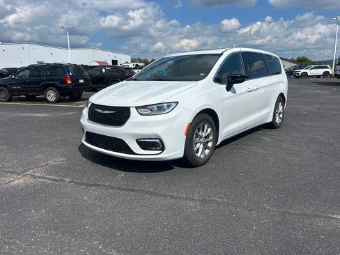 Used 2026 Chrysler Pacifica Limited FWD image 4