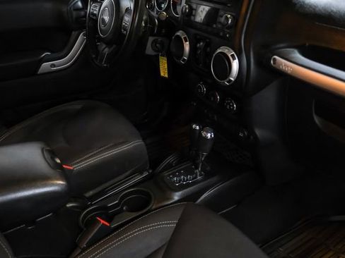 Used 2017 Jeep Wrangler Unlimited Sahara w/ Connectivity Group image 17