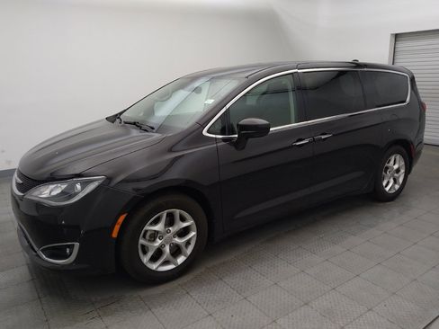 Used 2019 Chrysler Pacifica Touring Plus w/ Tire & Wheel Group FWD image 2