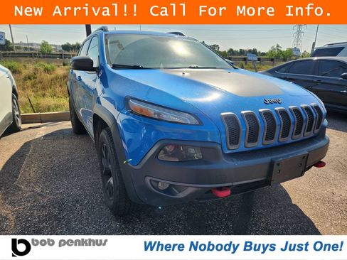 Used 2017 Jeep Cherokee Trailhawk w/ Comfort/Convenience Group AWD/4WD image 1