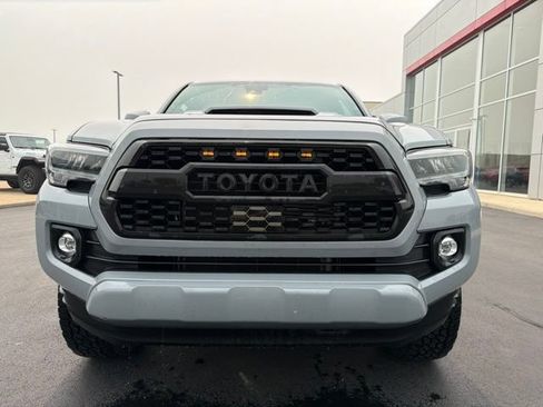 Used 2020 Toyota Tacoma TRD Sport w/ TRD Premium Sport Package AWD/4WD image 2