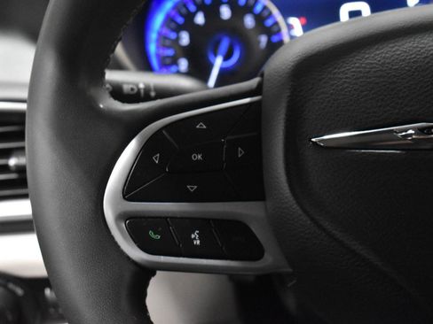 Used 2022 Chrysler Pacifica Touring-L FWD image 11