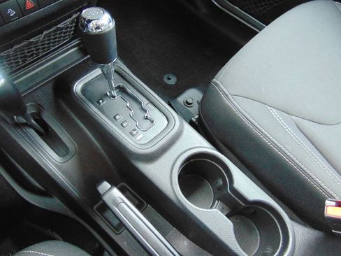 Used 2016 Jeep Wrangler Unlimited Sahara w/ Connectivity Group image 18