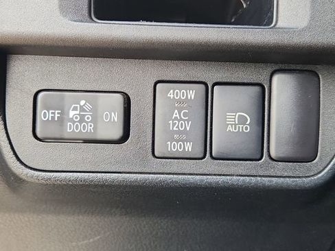 Used 2019 Toyota Tacoma TRD Sport w/ TRD Premium Sport Package AWD/4WD image 17