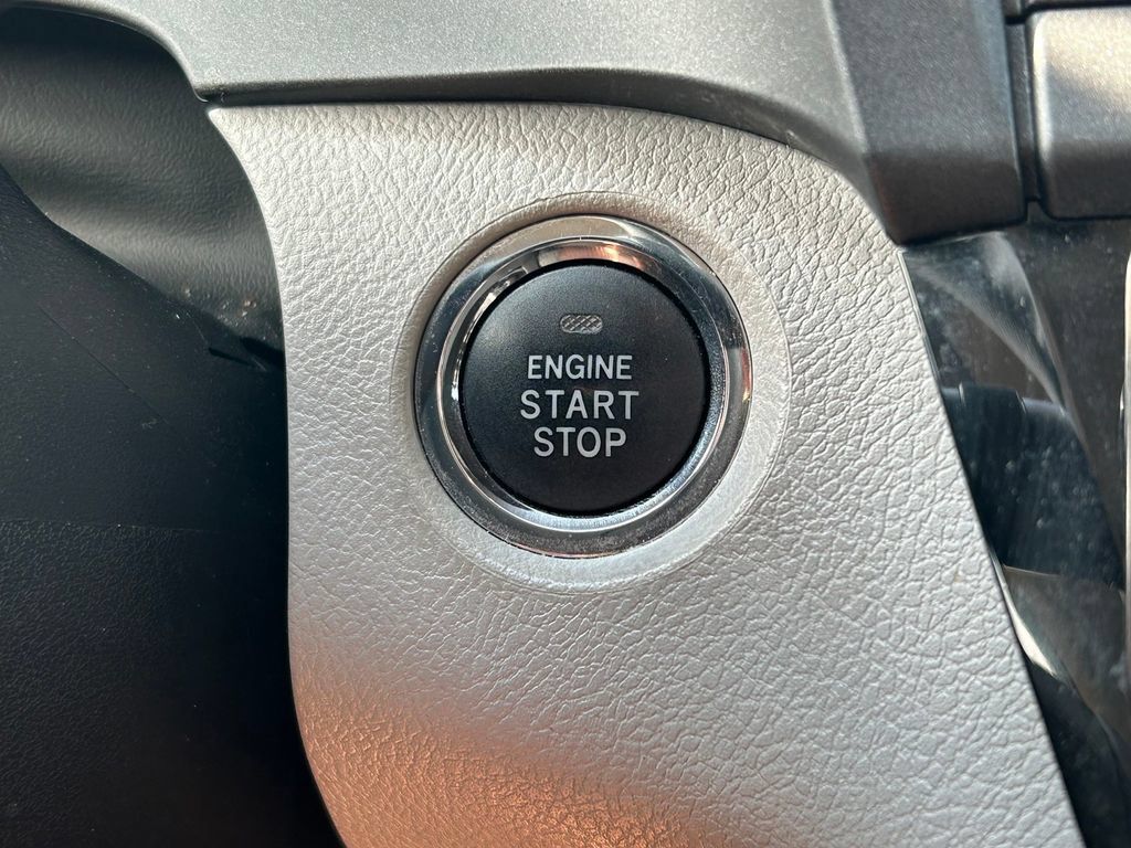 Used 2019 Toyota Sienna LE w/ LE Preferred Package FWD image 28