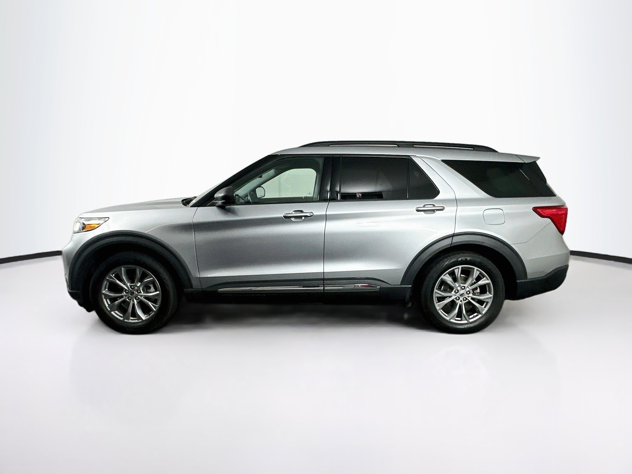 Used 2020 Ford Explorer XLT w/ Equipment Group 202A RWD image 4