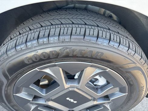 Certified 2026 Kia Carnival SX FWD image 20