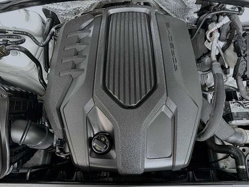 Certified 2025 Porsche Macan AWD/4WD image 31