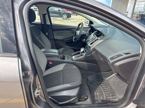 Used 2014 Ford Focus SE w/ SE Winter Package FWD image 9