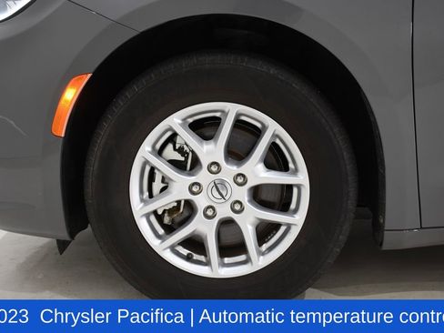 Used 2023 Chrysler Pacifica Touring-L FWD image 6