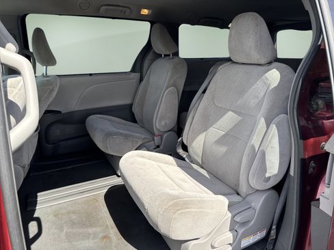 Used 2019 Toyota Sienna LE w/ Outdoor Package FWD image 18