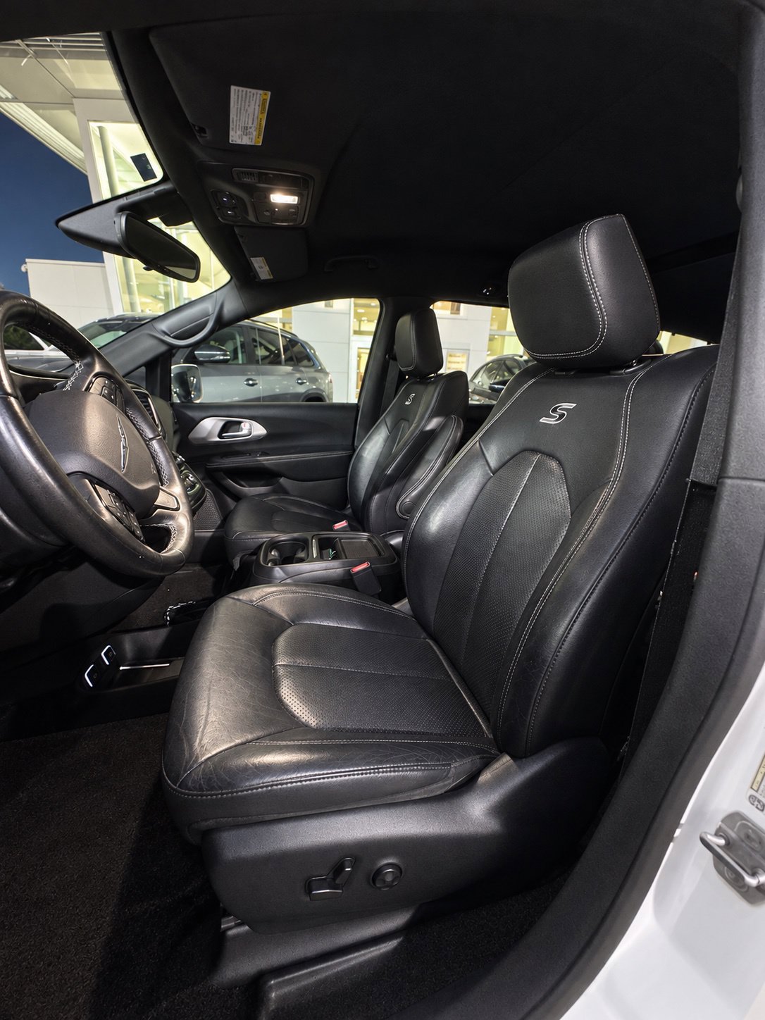 Used 2018 Chrysler Pacifica Touring-L w/ S Appearance Package FWD image 8