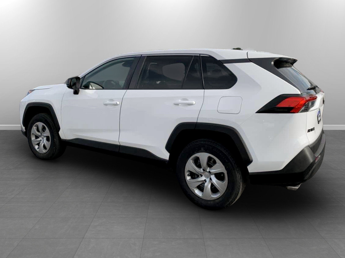 Used 2022 Toyota RAV4 LE AWD/4WD image 5