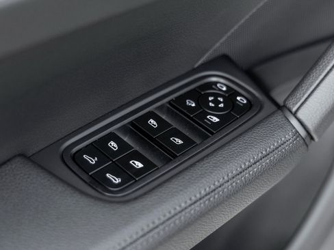 Certified 2025 Porsche Cayenne image 19