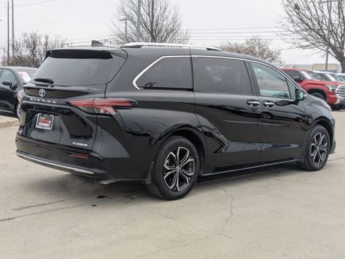 Used 2025 Toyota Sienna Platinum image 6