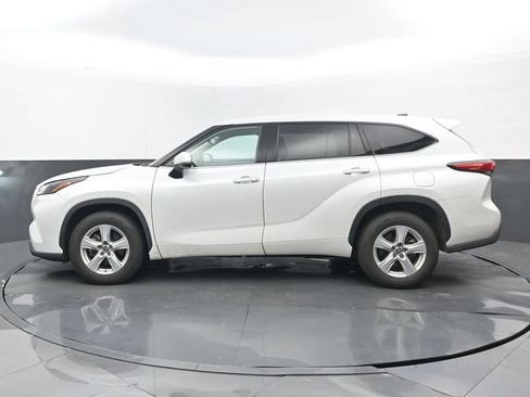 Used 2022 Toyota Highlander L FWD image 7