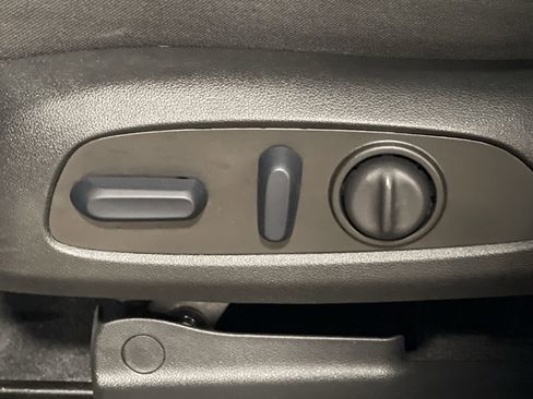 Used 2023 GMC Acadia SLE w/ Driver Convenience Package image 10