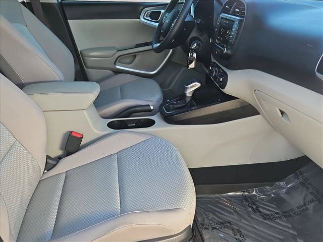 Used 2025 Kia Soul LX w/ LX Technology Package FWD image 19