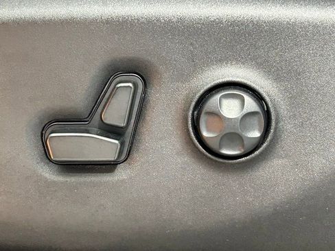 Used 2023 Chrysler Pacifica Touring-L image 32