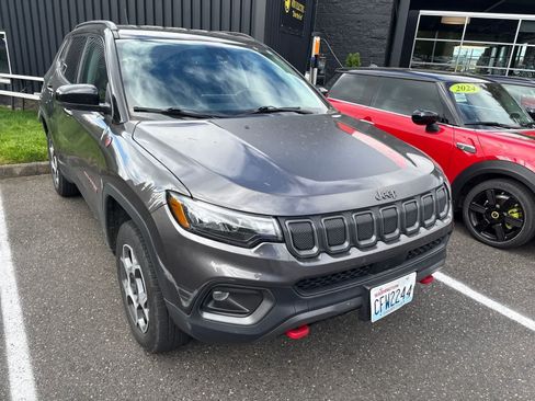 Used 2022 Jeep Compass Trailhawk w/ Trailhawk Convenience Group AWD/4WD image 2