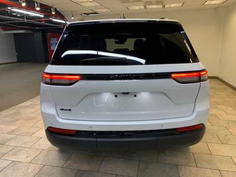 Used 2023 Jeep Grand Cherokee Altitude image 6