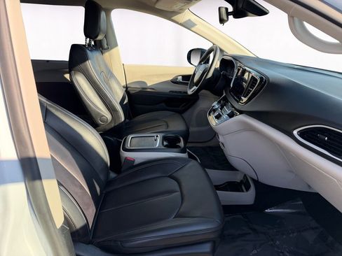Used 2024 Chrysler Pacifica Touring-L image 15
