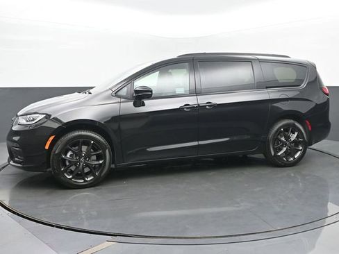 New 2026 Chrysler Pacifica Select w/ S Appearance Package image 2