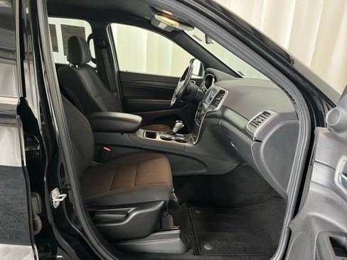 Used 2020 Jeep Grand Cherokee Laredo AWD/4WD image 18