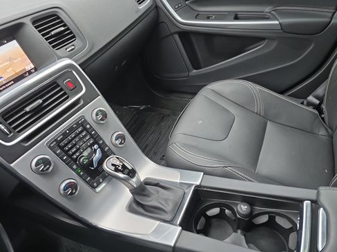 Used 2018 Volvo S60 T5 Dynamic w/ Vision Package image 23