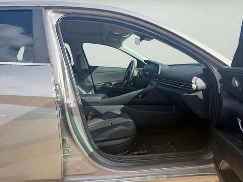Used 2023 Hyundai Elantra Limited FWD image 11