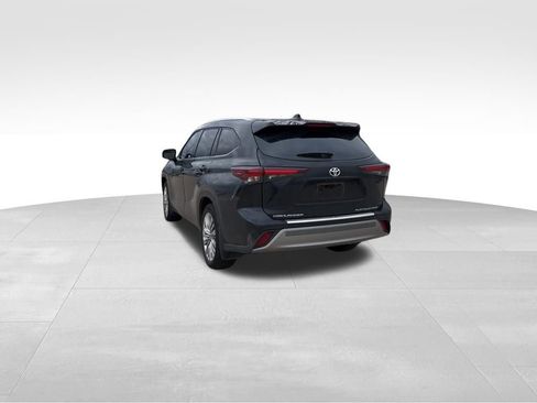 Used 2025 Toyota Highlander Platinum image 8