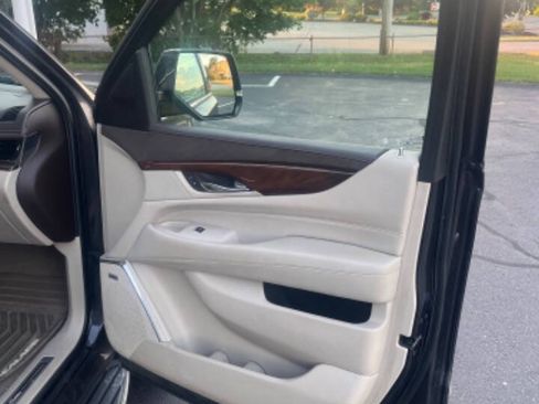 Used 2016 Cadillac Escalade Luxury AWD/4WD image 18