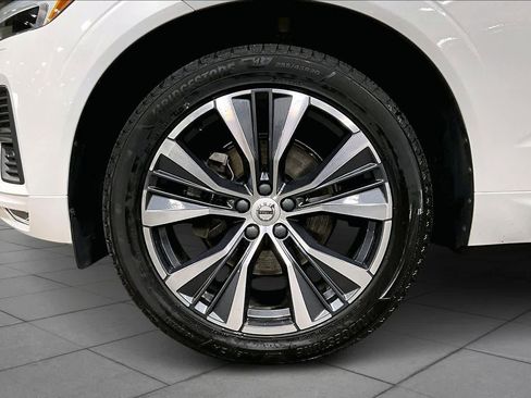 Used 2022 Volvo XC60 B5 Momentum w/ Climate Package image 11