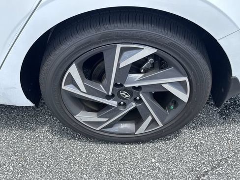 Used 2025 Hyundai Elantra Limited FWD image 19