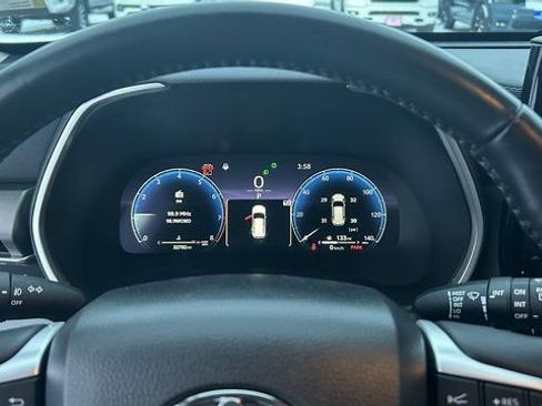 Used 2023 Toyota Highlander Limited image 26