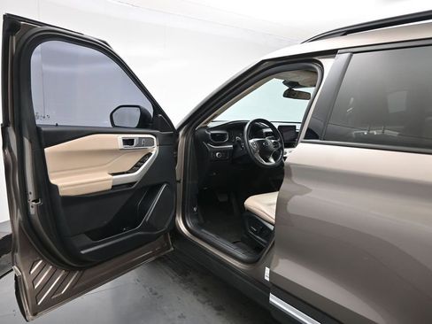 Used 2021 Ford Explorer XLT w/ Equipment Group 202A RWD image 8