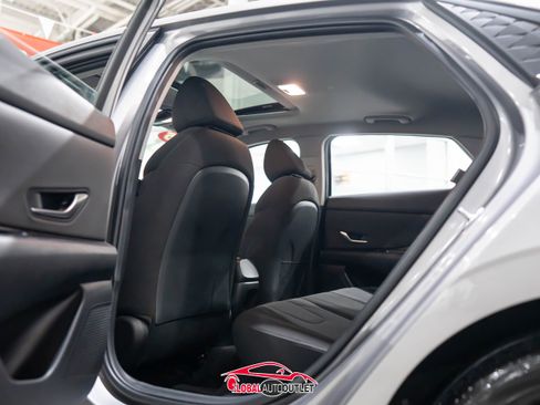 Used 2025 Hyundai Elantra SEL image 19