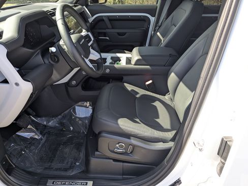 New 2026 Land Rover Defender 130 X-Dynamic SE image 18