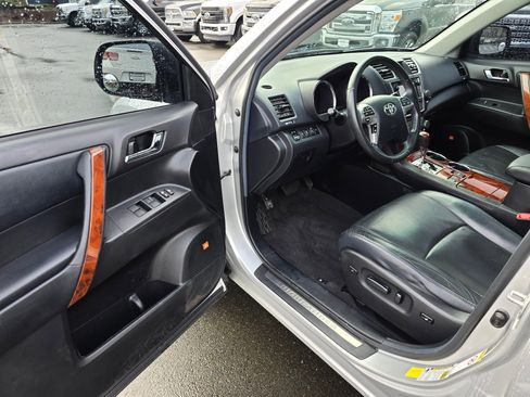 Used 2013 Toyota Highlander Limited image 26