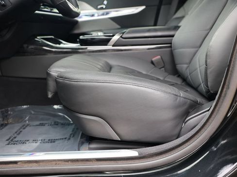 Used 2023 BMW 740i w/ Executive Package RWD image 18