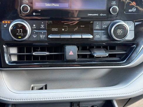 Used 2020 Toyota Highlander XLE AWD/4WD image 16