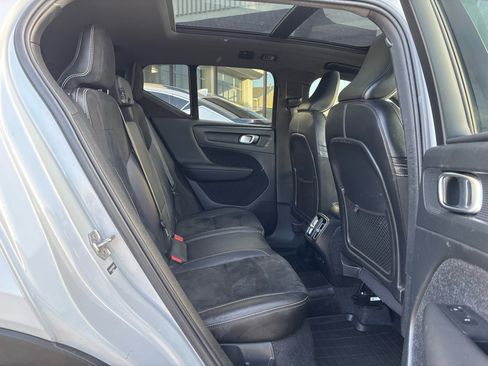 Used 2021 Volvo XC40 T5 R-Design image 23