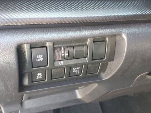 Used 2018 Subaru Crosstrek 2.0i Premium w/ Eyesight System image 19