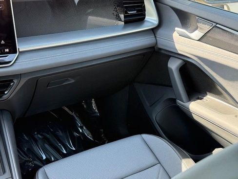 New 2026 Volkswagen Tiguan SE R-Line AWD/4WD image 8