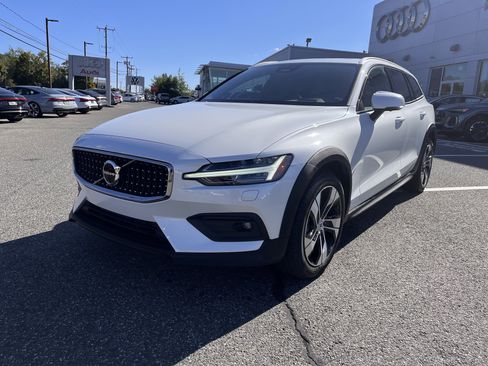 Certified 2024 Volvo V60 B5 Cross Country Plus image 3