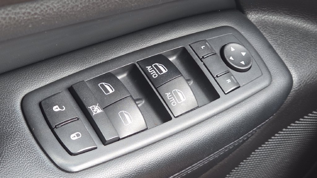 Used 2018 Jeep Grand Cherokee Altitude AWD/4WD image 29