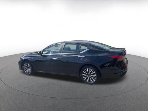 Used 2025 Nissan Altima 2.5 SV image 9