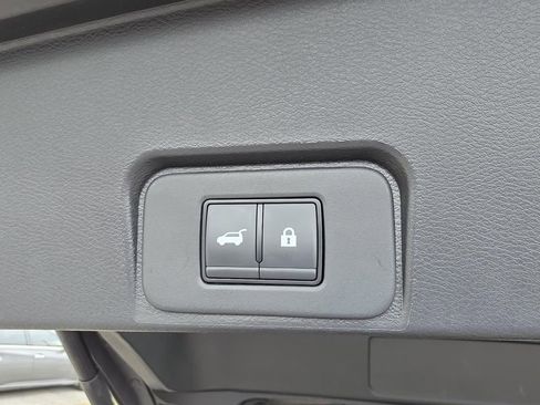 Used 2025 Nissan Rogue SV FWD image 12