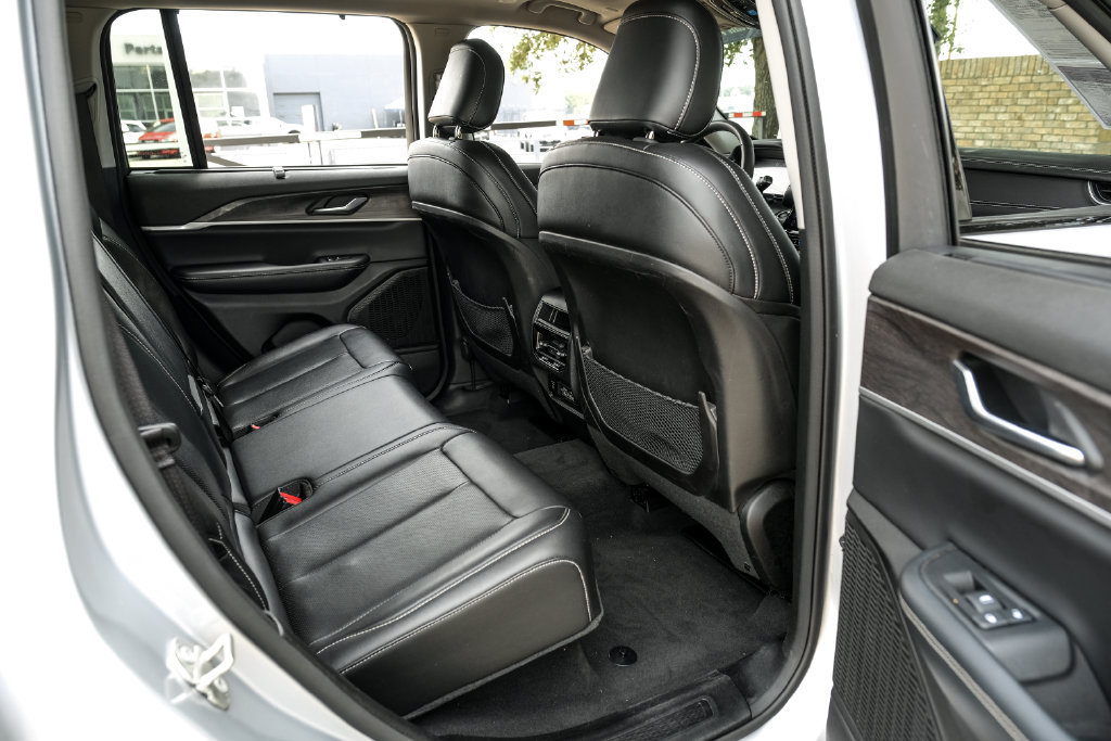 Used 2023 Jeep Grand Cherokee Limited w/ Luxury Tech Group II AWD/4WD image 47
