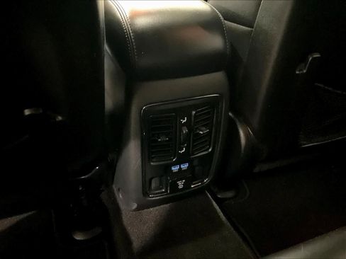 Used 2019 Jeep Grand Cherokee Limited image 28